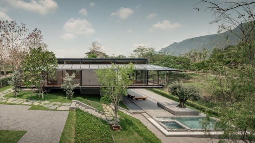Độc đáo ngôi biệt thự “kiềng ba chân” trên sườn dốc mang lại cảm giác nghỉ dưỡng đắm mình vào thiên nhiên