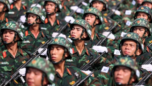 Hình ảnh nữ quân nhân tham gia A80 không ngại nắng mưa, thời tiết khắc nghiệt, vẫn xinh đẹp duyên dáng