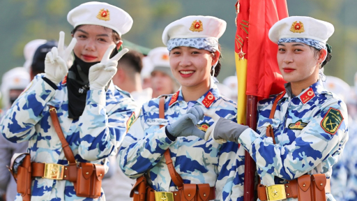 Hình ảnh nữ quân nhân tham gia A80 không ngại nắng mưa, thời tiết khắc nghiệt, vẫn xinh đẹp duyên dáng