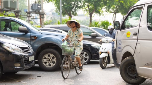 Cảnh người tham gia giao thông loay hoay xoay sở vì một bãi xe nằm chính giữa đoạn đường một chiều Nguyễn Ngọc Vũ
