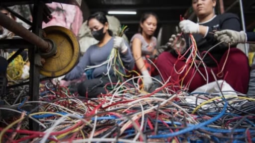 Người thu gom rác điện tử ở Manila 'bán mạng' để kiếm tiền