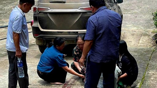 Xe chở người bệnh đến Trung tâm Y tế Kỳ Sơn cán tử vong một bệnh nhi trong khuôn viên