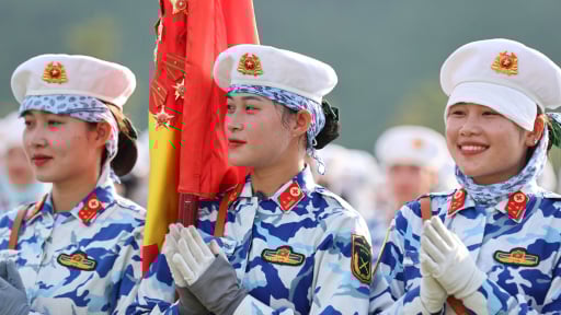 Hình ảnh nữ quân nhân tham gia A80 không ngại nắng mưa, thời tiết khắc nghiệt, vẫn xinh đẹp duyên dáng