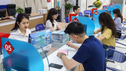 Ngân hàng chuyển sang phát hành giấy tờ có giá, người mua lời nhiều hơn đi gửi tiết kiệm