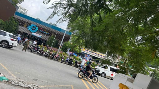 Người đàn ông tử vong bất thường trước cửa hàng Ministop ở khu Đảo Kim Cương