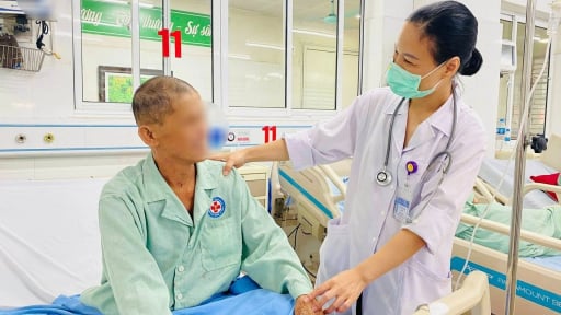 Cứu sống người đàn ông mang 'tổ hợp tử thần' trong người