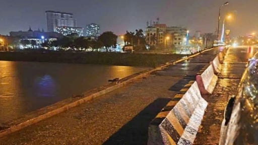 Một trận dông lốc “thổi bay” cả đoạn lan can cầu Thái Bình của tỉnh Hưng Yên xuống sông