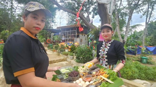 Một người Bru Vân Kiều ở tỉnh Quảng Trị mới, làm du lịch cộng đồng từ gà đồi, cá suối, ăn một miếng thấy mê luôn