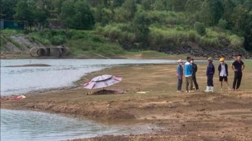 Nghe tiếng kêu cứu, người dân đến nơi tìm thấy thi thể 3 nữ sinh ở hồ Vực Mấu