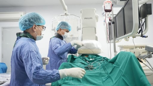 Đau bụng dữ dội, da xanh, huyết áp tụt vì vỡ u gan, sốc mất máu