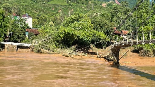 Sơn La: 2 cầu treo cùng nhiều nhà dân bị lũ cuốn trôi, có nơi ngập sâu đến 2 mét