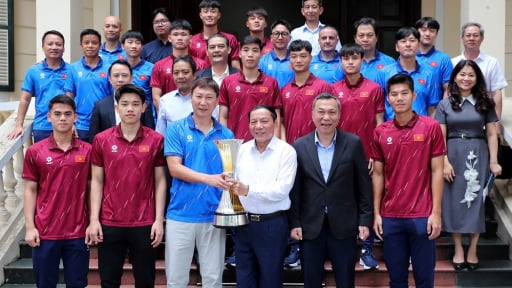 Bộ trưởng Nguyễn Văn Hùng chúc mừng đội tuyển U23 Việt Nam vô địch U23 Đông Nam Á