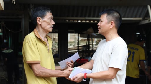 Trao tận tay những phần quà ý nghĩa đến người dân vùng tâm lũ ở Nghệ An