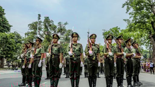 Hơn 200 chiến sĩ trình diễn võ thuật, đu dây tấn công tội phạm và 13 ca sĩ hát trong “Bản hùng ca Công an nhân dân”