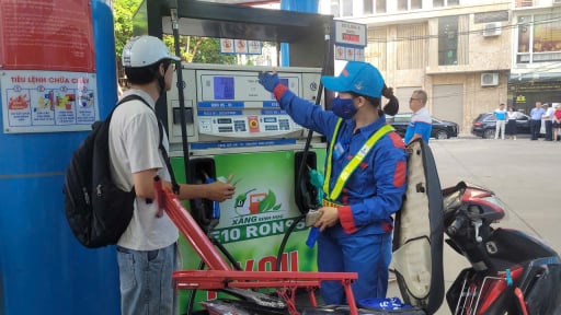 Ngày đầu bán xăng sinh học E10 tại Hà Nội: Người hồ hởi, người dè dặt
