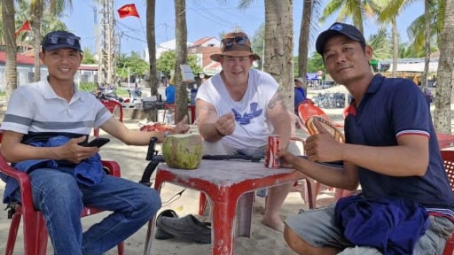 Đà Nẵng: Rơi nhẫn cầu hôn hơn 2.000 USD trên biển, du khách Australia được giúp đỡ tìm lại oà khóc