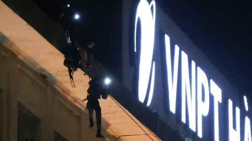 Cảnh sát đặc nhiệm Việt Nam đu dây trong đêm, diễn tập bảo vệ yếu nhân tại hồ Gươm
