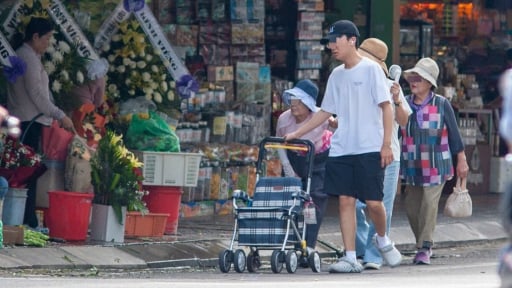 Đà Nẵng: Vỉa hè trung tâm bị 'nuốt trọn', người đi bộ chật vật tìm lối đi