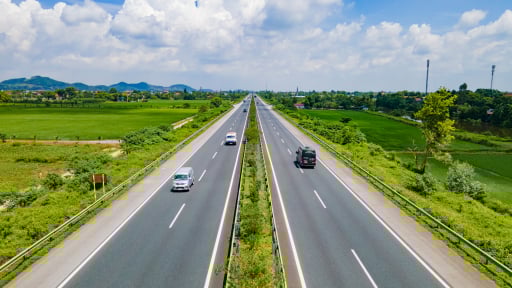 Hạn chế xe tải đi vào làn sát dải phân cách trên cao tốc sẽ góp  hạn chế tai nạn giao thông