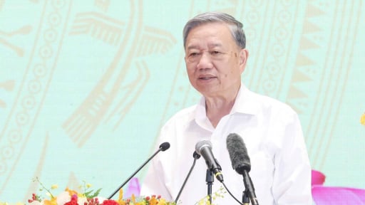 Hình ảnh Tổng Bí thư dự gặp mặt kỷ niệm 80 năm Ngày truyền thống Công an Nhân dân và Ngoại giao