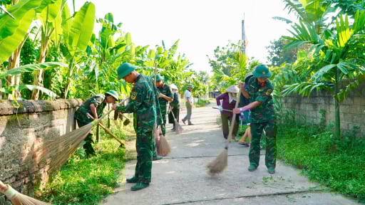 Một xã ở Thái Nguyên huy động hàng trăm chiến sỹ quân đội cùng dân tổng vệ sinh môi trường đường làng, ngõ xóm