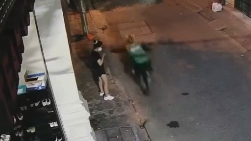 Cảnh sát vào cuộc vụ cô gái bị cướp giật điện thoại giữa phố ở Hà Nội