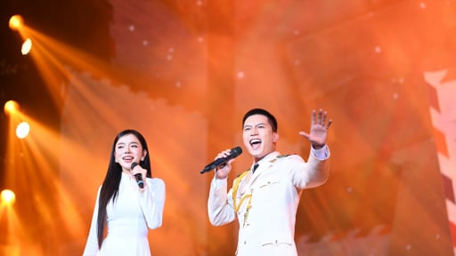 Anh Tú gây bất ngờ khi mặc trang phục công an lên sân khấu, Nguyễn Trần Trung Quân hợp ca với các học trò