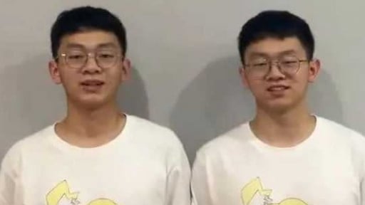 Cặp song sinh cùng đạt 666 điểm trong kỳ thi đại học, đồng điệu đến đáng kinh ngạc