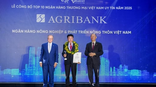 Agribank được vinh danh Top 10 Ngân hàng Thương mại Việt Nam uy tín năm 2025