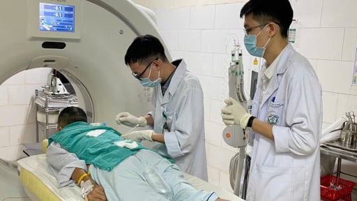 Nam sinh đầu tiên Trường ĐH Y Dược tốt nghiệp bác sĩ nội trú loại giỏi 'không bao giờ quên' một đêm trực muộn