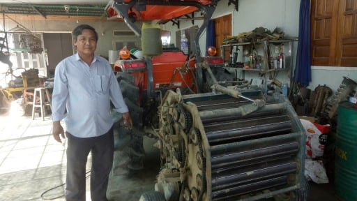 Anh nông dân Gia Lai cải tiến máy cuộn rơm khiến cả làng phục lăn 