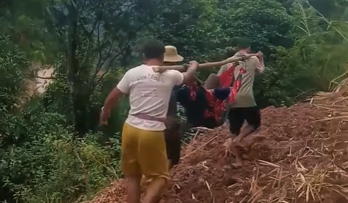 Hành trình 5 giờ, 20km gánh cụ bà 75 tuổi trên võng vượt núi, băng sông đi cấp cứu