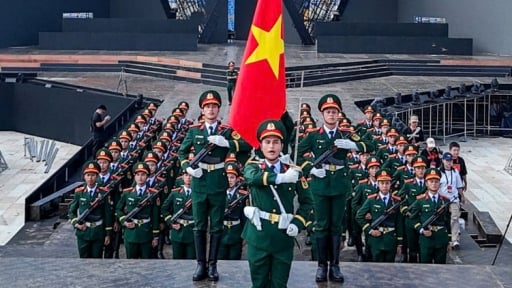 Điểm nhấn đặc biệt - đội hình 68 quân nhân duyệt binh trên Quảng trường Đỏ tái xuất hiện trên sân Mỹ Đình