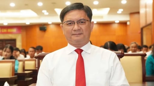 Phê chuẩn kết quả bầu, miễn nhiệm Phó Chủ tịch UBND TP.HCM và Thái Nguyên