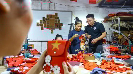 Ngỡ ngàng ngắm người khuyết tật làm túi xách, móc khoá… mang hình Quốc Kỳ mừng Quốc Khánh 2/9