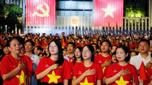 Hàng nghìn người mặc áo cờ đỏ sao vàng, hát Quốc ca trong đêm nghệ thuật đặc biệt “Dưới cờ vinh quang”