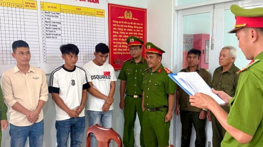 Mâu thuẫn với nữ nhân viên, nhóm côn đồ gọi đồng bọn mang hung khí truy sát cả quán karaoke ở Lâm Đồng   