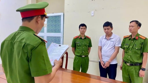 Đà Nẵng: Gã trai sinh năm 1999 mua sắc phục công an mặc, dùng 11 sổ đỏ giả để lừa tiền
