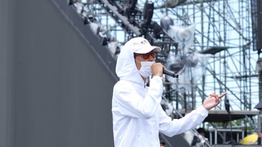 Đen Vâu mặc áo chống nắng, đeo khẩu trang kín mít khi ráp sân khấu V Concert cùng Hoàng Thùy Linh