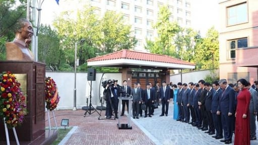 Tổng Bí thư Tô Lâm dự lễ khánh thành tượng đài Chủ tịch Hồ Chí Minh, gặp những người bạn Hàn Quốc
