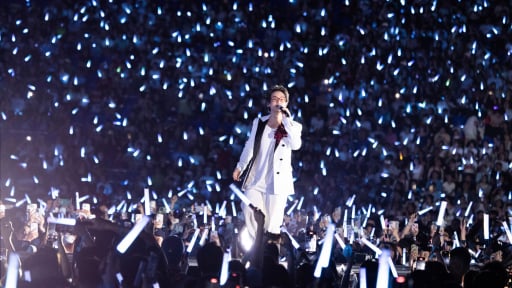 V Concert – Rạng rỡ Việt Nam: Phương Mỹ Chi tụt giày trên sân khấu, Hà Anh Tuấn điềm tĩnh hát lúc trời đã sang ngày mới