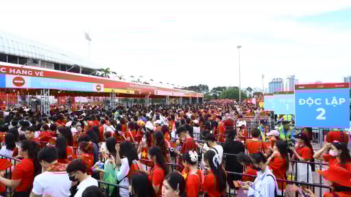 'Biển người' nhuộm đỏ sân Mỹ Đình trước giờ G concert 'Tổ quốc trong tim'