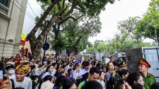 Hàng nghìn người dân đổ về Hồ Gươm xem công an diễu hành trong “Ngày hội vì Thủ đô bình yên”