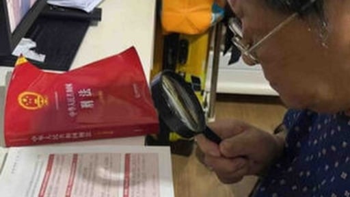 Cụ bà 90 tuổi tự học luật để bảo vệ cho cho con trai bị cáo buộc tống tiền 16 triệu USD