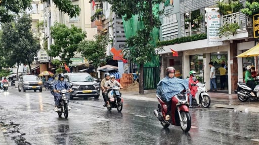 TP.HCM mưa giữa trưa, mở đầu cho đợt mưa kéo dài dự báo có thể trên 200mm