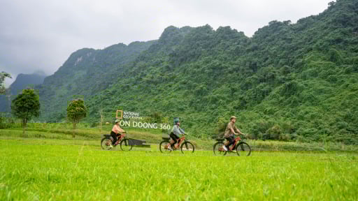 Làng du lịch 'sống chung với lũ' và khát vọng 'net zero'