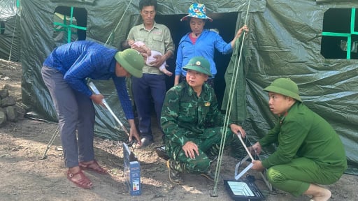 Nghệ An: Dựng nhà bạt tạm cho người dân vùng lũ, chờ làm mới khu tái định cư
