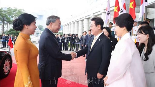 Hàn Quốc bắn 21 loạt đại bác chào đón Tổng Bí thư Tô Lâm