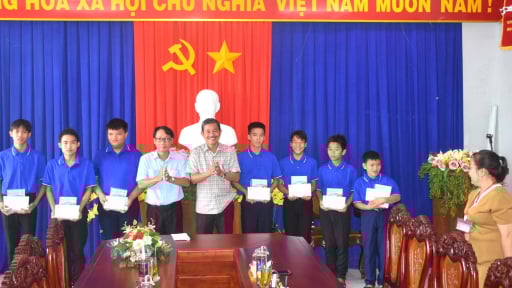 Công ty TNHH MTV Xổ số kiến thiết Cà Mau trao học bổng và tập cho học sinh