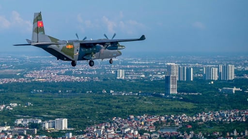 “Ngựa thồ” C-295 khoác áo mới, máy bay Casa bay biên đội 4 trên bầu trời Hà Nội